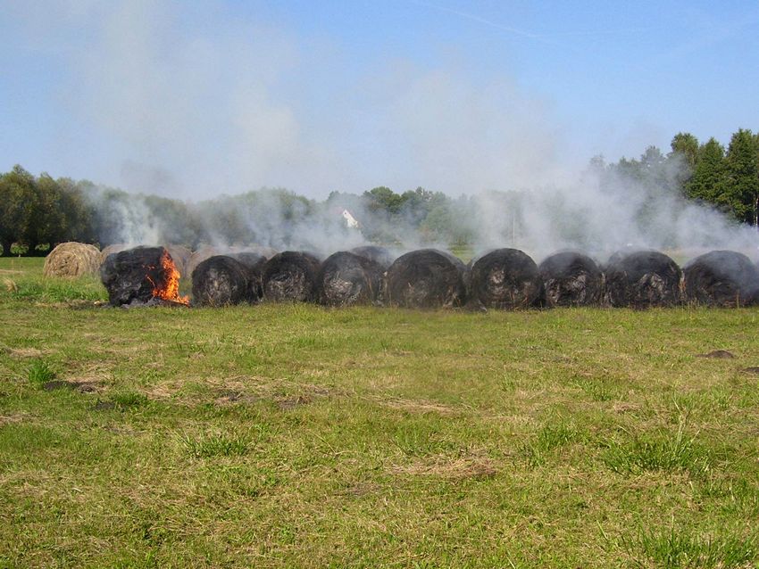 Spaleniu uległo 10 balotów [FILM]