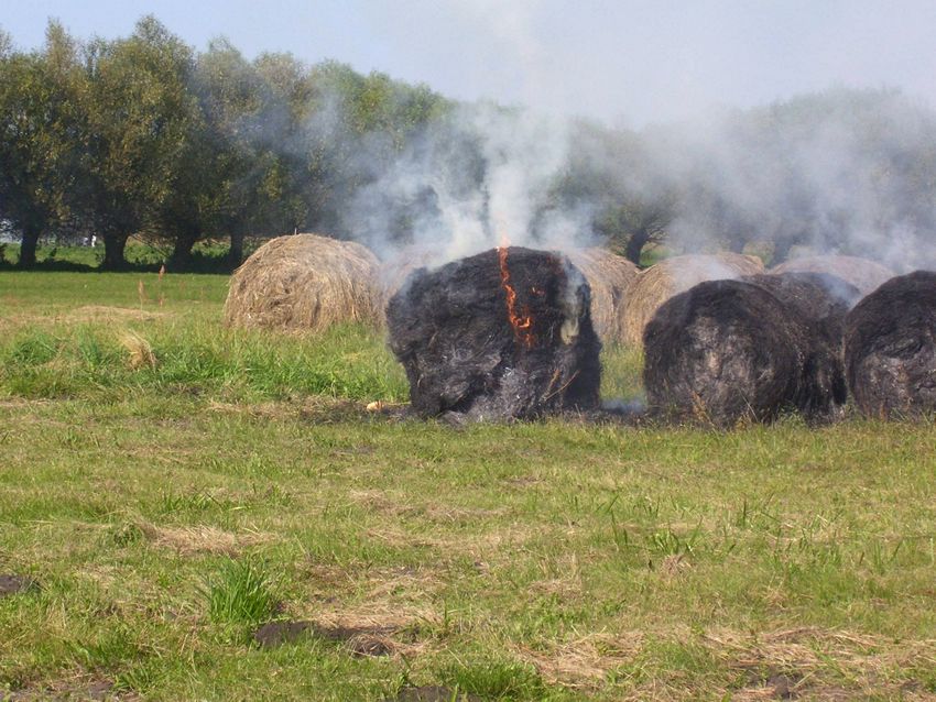 Spaleniu uległo 10 balotów [FILM]