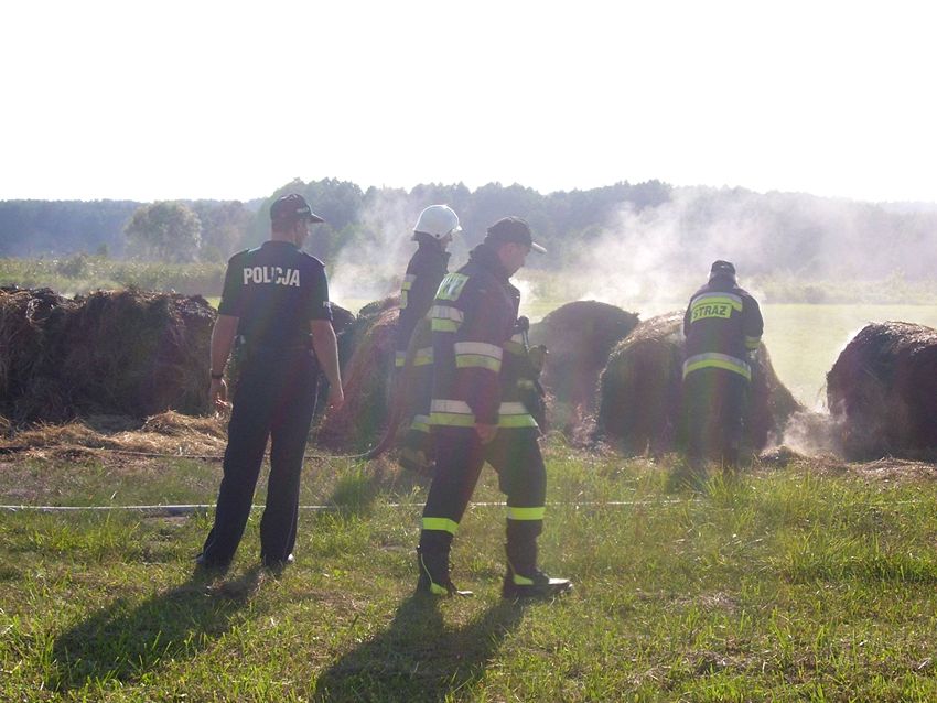 Spaleniu uległo 10 balotów [FILM]