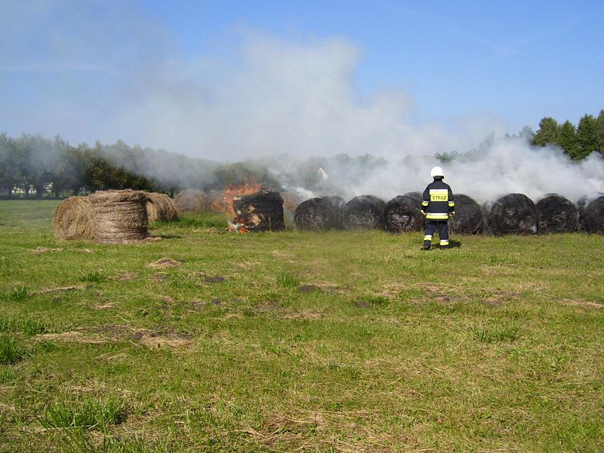 Spaleniu uległo 10 balotów [FILM]