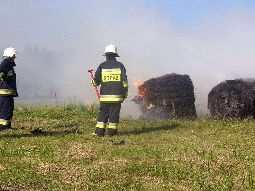 Spaleniu uległo 10 balotów [FILM]