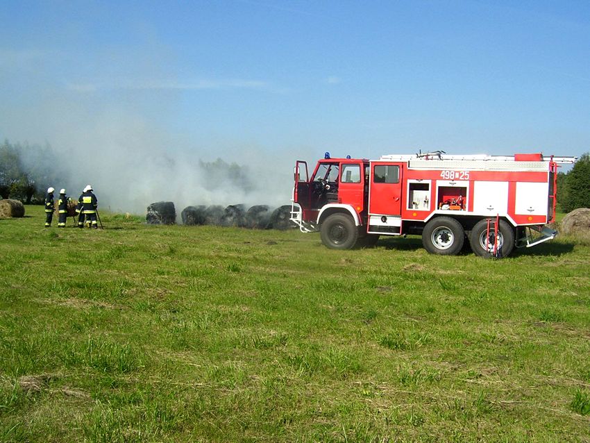 Spaleniu uległo 10 balotów [FILM]