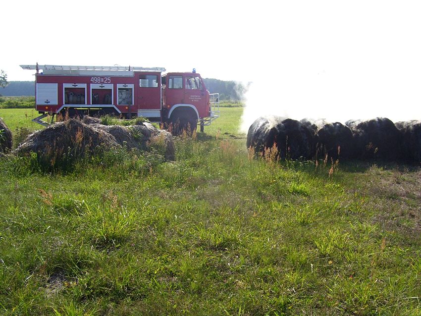 Spaleniu uległo 10 balotów [FILM]