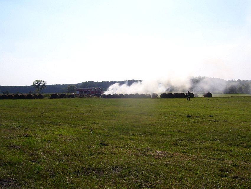 Spaleniu uległo 10 balotów [FILM]