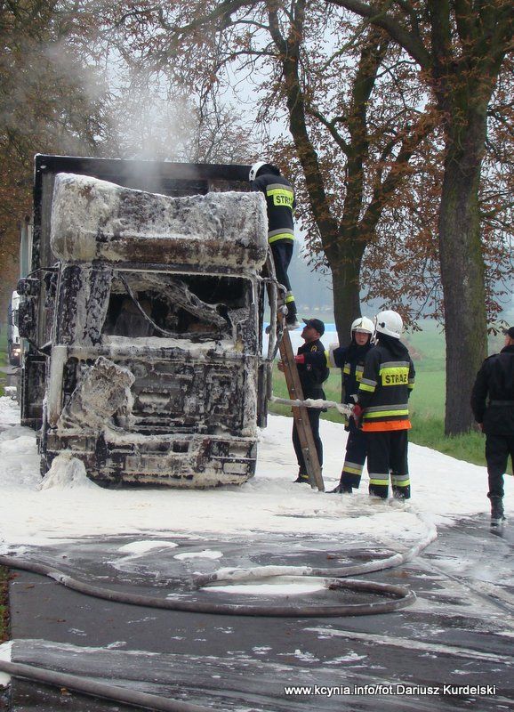 Pożar ciężarówki przy stacji paliw w Kcyni