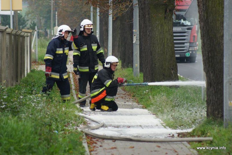 Pożar ciężarówki przy stacji paliw w Kcyni