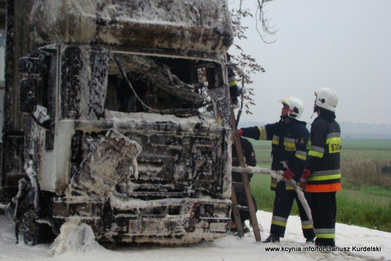 Pożar ciężarówki przy stacji paliw w Kcyni