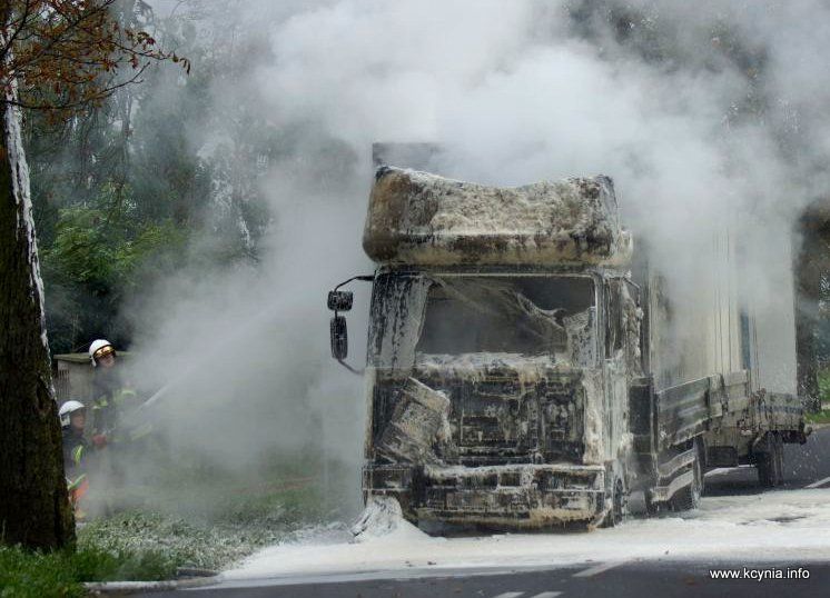 Pożar ciężarówki przy stacji paliw w Kcyni