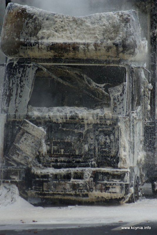 Pożar ciężarówki przy stacji paliw w Kcyni