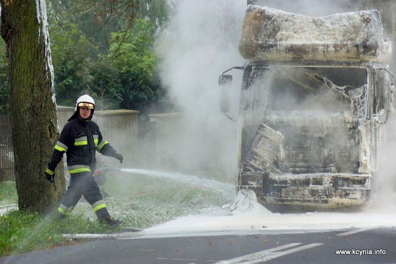 Pożar ciężarówki przy stacji paliw w Kcyni