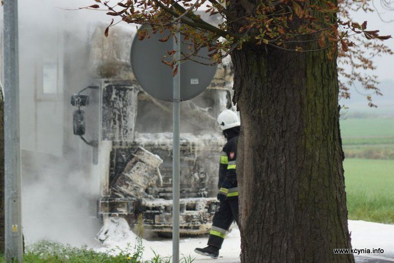 Pożar ciężarówki przy stacji paliw w Kcyni