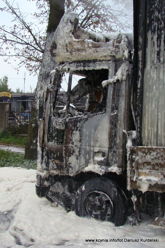 Pożar ciężarówki przy stacji paliw w Kcyni