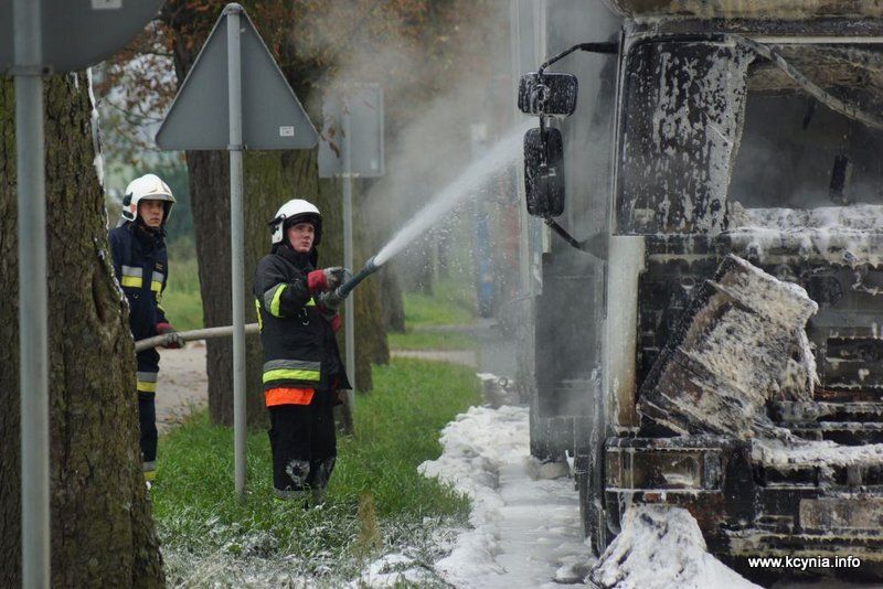 Pożar ciężarówki przy stacji paliw w Kcyni