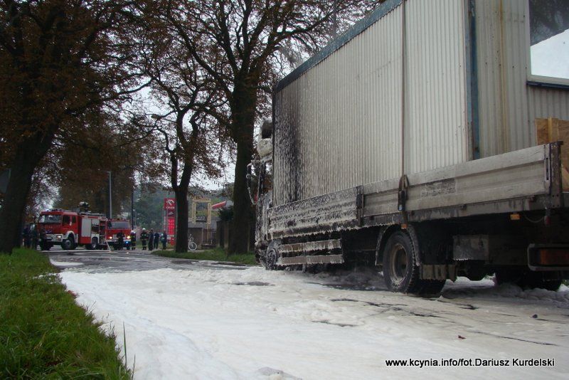 Pożar ciężarówki przy stacji paliw w Kcyni