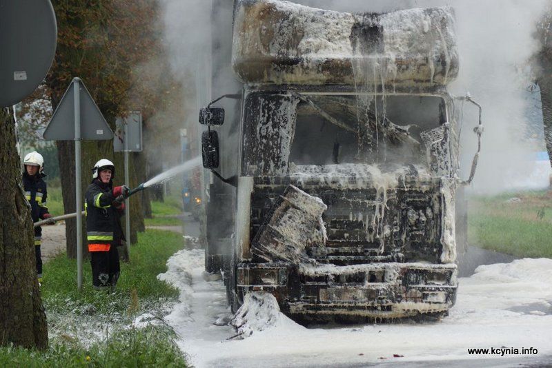 Pożar ciężarówki przy stacji paliw w Kcyni