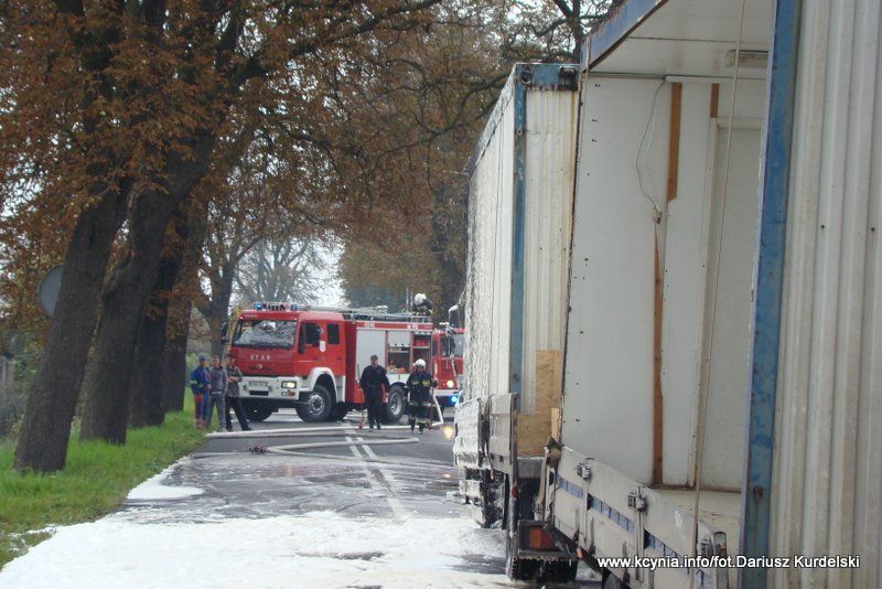 Pożar ciężarówki przy stacji paliw w Kcyni