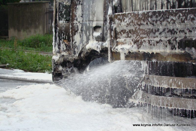 Pożar ciężarówki przy stacji paliw w Kcyni