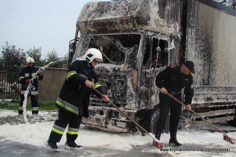 Pożar ciężarówki przy stacji paliw w Kcyni