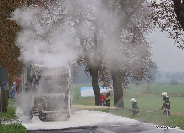 Pożar ciężarówki przy stacji paliw w Kcyni