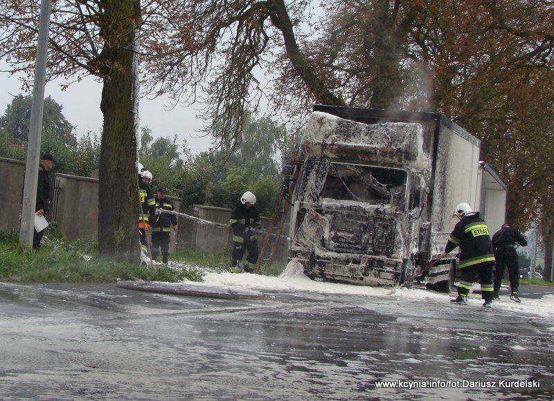 Pożar ciężarówki przy stacji paliw w Kcyni