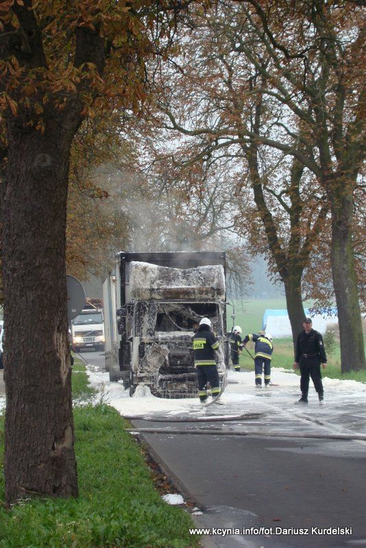 Pożar ciężarówki przy stacji paliw w Kcyni