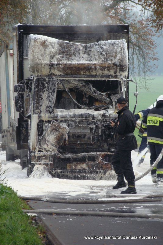 Pożar ciężarówki przy stacji paliw w Kcyni