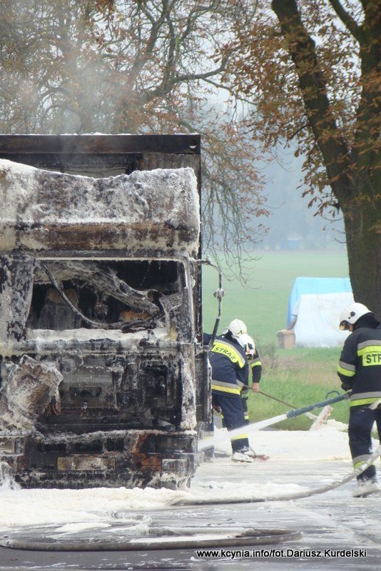 Pożar ciężarówki przy stacji paliw w Kcyni