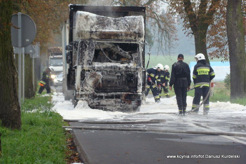 Pożar ciężarówki przy stacji paliw w Kcyni