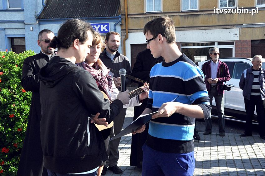 Koronka do Bożego Miłosierdzia na ulicach miast świata także w Szubinie