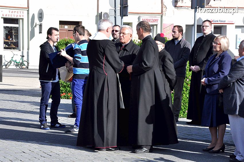Koronka do Bożego Miłosierdzia na ulicach miast świata także w Szubinie
