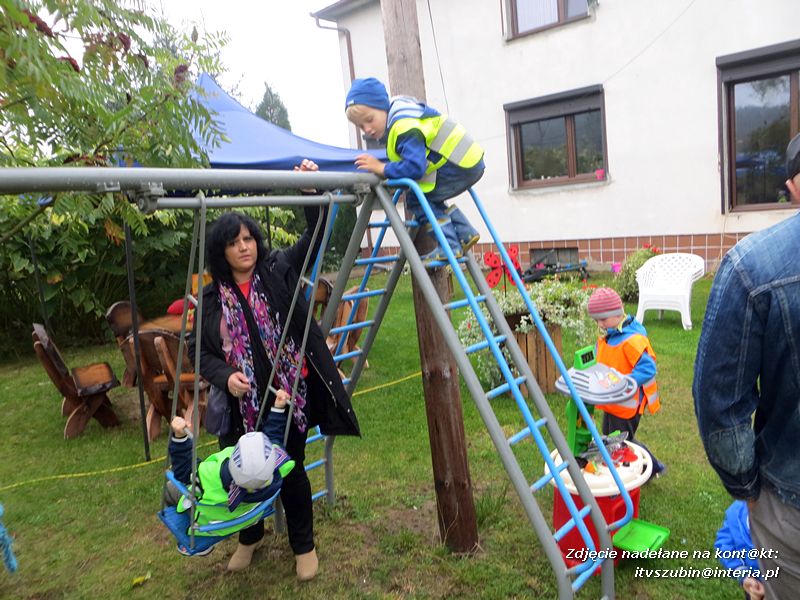 ?Żabki? i ?Zuchy? z szubińskiego Słoneczka na wycieczce w sadzie