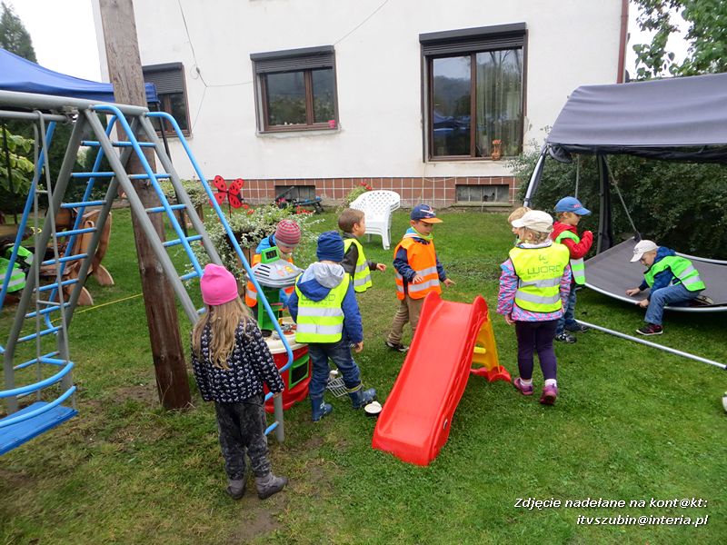 ?Żabki? i ?Zuchy? z szubińskiego Słoneczka na wycieczce w sadzie