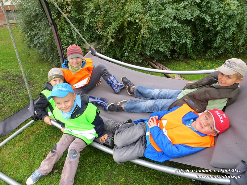 ?Żabki? i ?Zuchy? z szubińskiego Słoneczka na wycieczce w sadzie