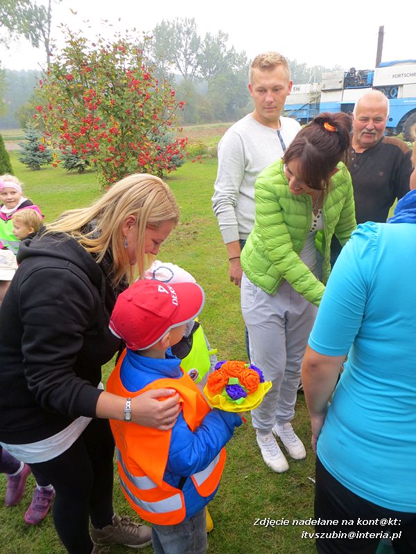?Żabki? i ?Zuchy? z szubińskiego Słoneczka na wycieczce w sadzie