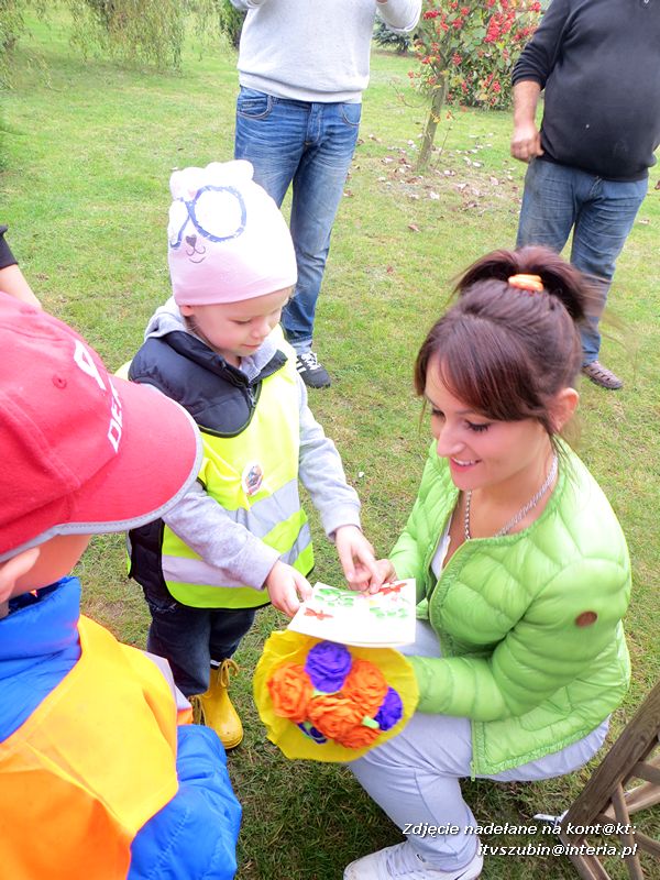 ?Żabki? i ?Zuchy? z szubińskiego Słoneczka na wycieczce w sadzie