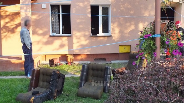 Pożar mieszkania przy ul. Długiej w Nakle nad Notecią. Dwie osoby poszkodowane