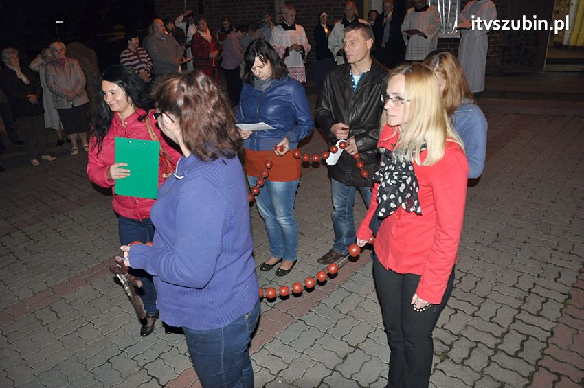 Ulicami Szubina przeszła Procesja Różańcowa