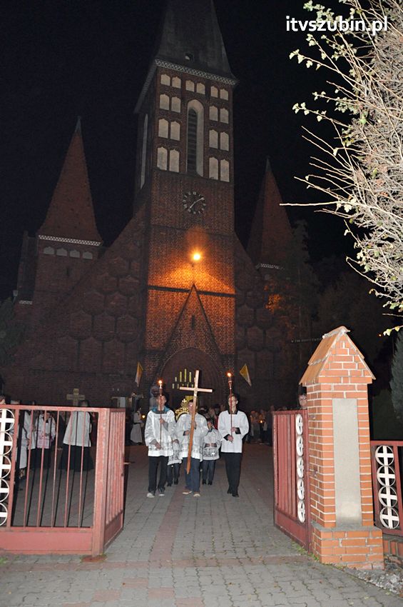 Ulicami Szubina przeszła Procesja Różańcowa