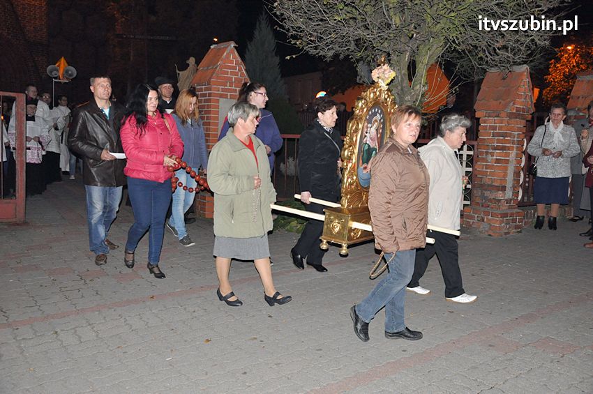 Ulicami Szubina przeszła Procesja Różańcowa