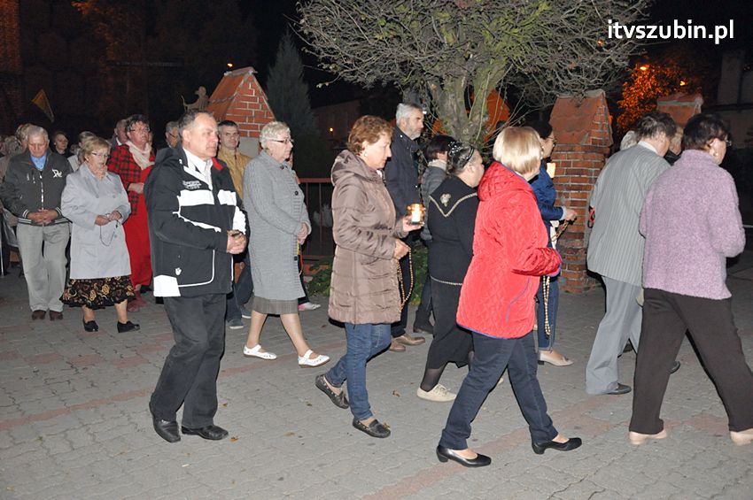 Ulicami Szubina przeszła Procesja Różańcowa