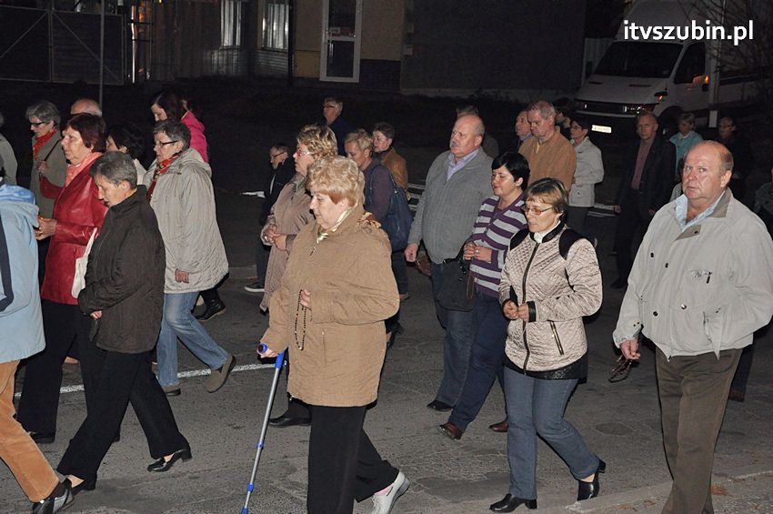 Ulicami Szubina przeszła Procesja Różańcowa