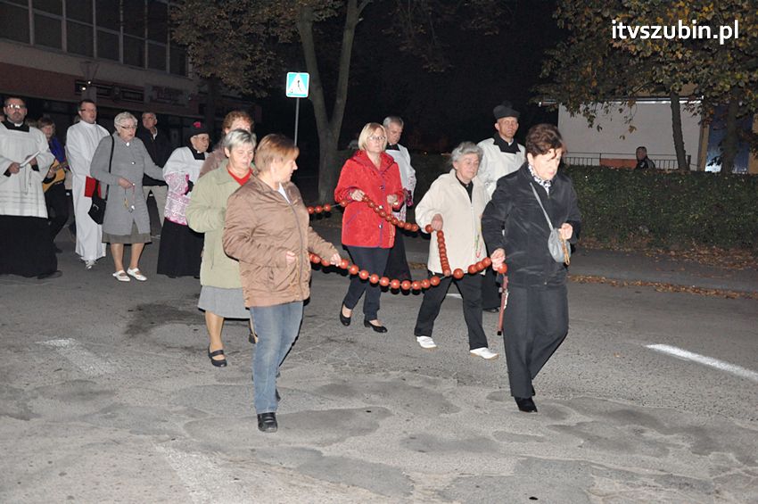Ulicami Szubina przeszła Procesja Różańcowa