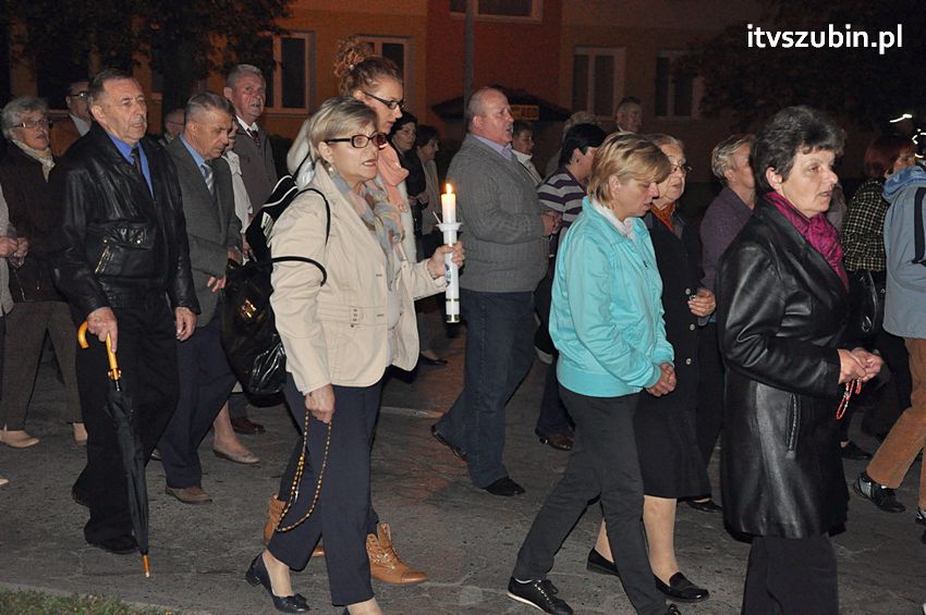 Ulicami Szubina przeszła Procesja Różańcowa