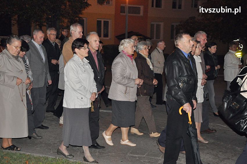 Ulicami Szubina przeszła Procesja Różańcowa