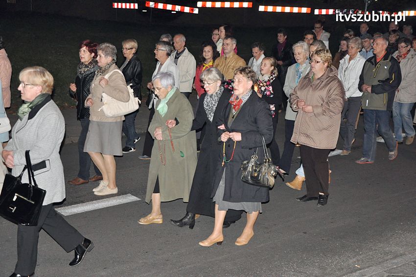 Ulicami Szubina przeszła Procesja Różańcowa
