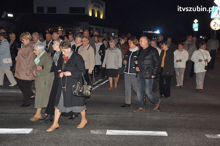 Ulicami Szubina przeszła Procesja Różańcowa