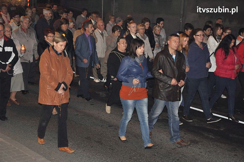 Ulicami Szubina przeszła Procesja Różańcowa