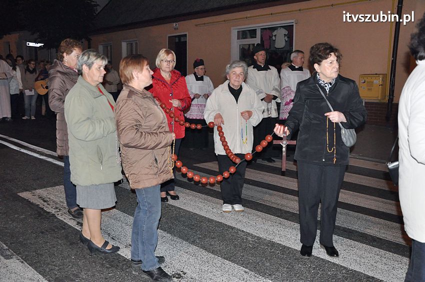 Ulicami Szubina przeszła Procesja Różańcowa