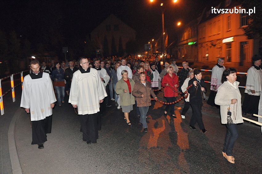 Ulicami Szubina przeszła Procesja Różańcowa