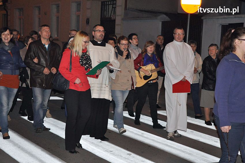 Ulicami Szubina przeszła Procesja Różańcowa